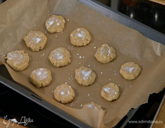 Сформировать из теста небольшие лепешки, выложить на противень и смазать молоком.