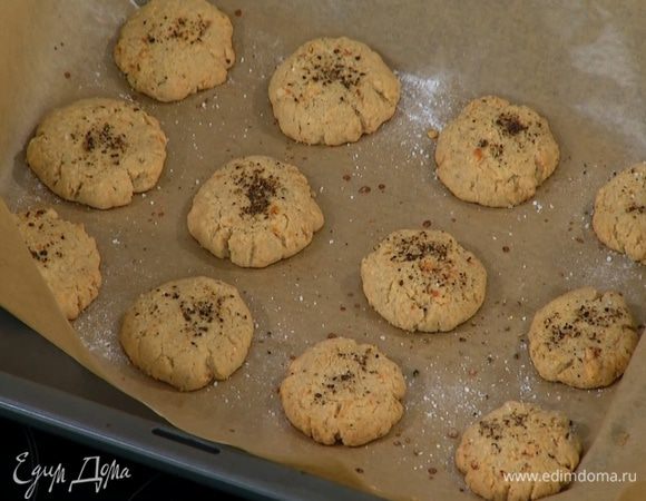 Выпекать печенье в разогретой духовке 8–10 минут. 