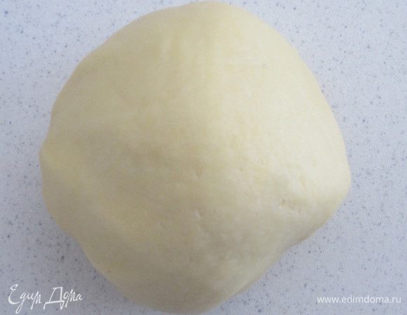 Тесто у меня было заморожено, делала неделю назад, поэтому извиняюсь, нет пошаговых фото. Я сделала тесто с помощью кухонного комбайна. Закладываем муку, сливочное масло, сахарную пудру и желтки в комбайн, замешиваем тесто, руками формируем шарик. Получившееся тесто заворачиваем в пластик и кладем в холодильник на 30 минут.