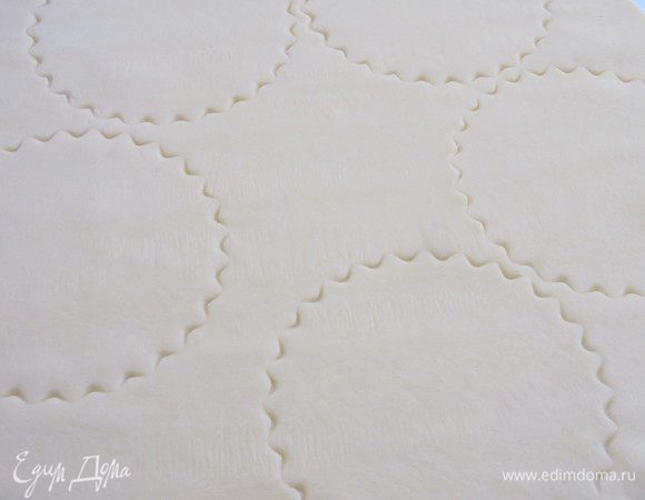 Раскатываем тесто и вырезаем кружочки. Оставляем немного теста для посыпки, положив его в морозилку.