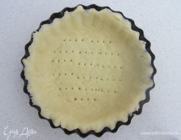 Выкладываем тесто в формочки, протыкаем вилкой дырочки.