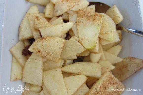 Готовим начинку: яблоко чистим от кожуры, режем тоненькими дольками, посыпаем сахаром, корицей, добавляем изюм, орешки.