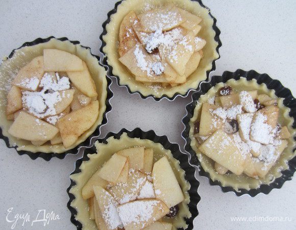 Выкладываем начинку в формочки, посыпаем сахарной пудрой (по желанию).