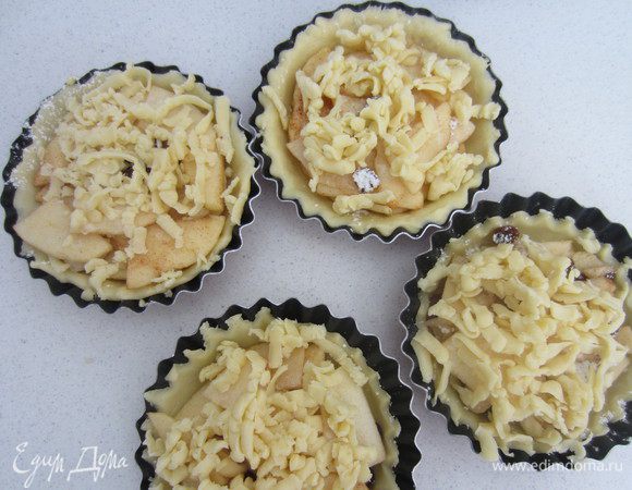 Сверху посыпаем тертым песочным тестом. 