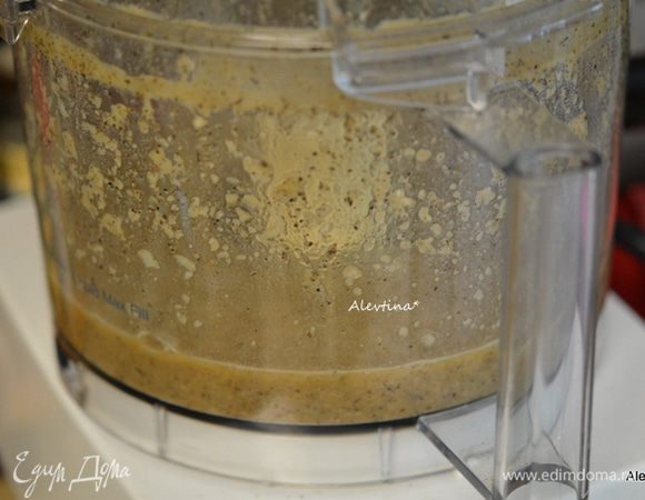 Для маринада: лук среднего размера и чеснок измельчить в кухонном процессоре, добавить остальные ингредиенты и все вместе прокрутить.