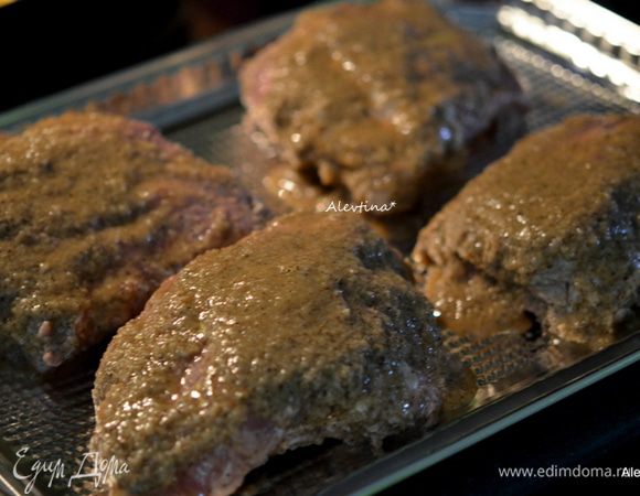 Готовим на гриле иди в духовке 1 ч 50 мин, накрыв фольгой при температуре 180 гр.. Фольгу снять и готовить, смазав вновь ребра сбежавшим маринадом еще 10-15 мин.