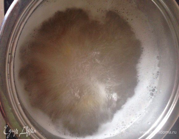 Отвариваем макаронные изделия в подсоленной воде.