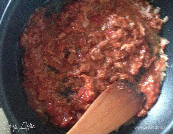 Помидор перетираем в пасту, добавляем обжаренные кусочки баклажана, перетертый чеснок. Все это тушим. Либо воспользуемся готовым соусом для пасты. В смесь добавляем оливковое масло и филе тунца. Оставляем на маленьком огне. 