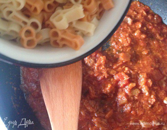 Отваренные макаронные изделия добавляем в томатную смесь, перемешиваем, держим на огне 2-3 мин. Выкладываем в тарелку, украшаем помидорами черри. 
Ужин готов. Приятного аппетита!