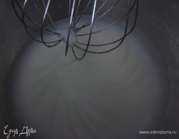 Взбиваем белки в плотную массу.