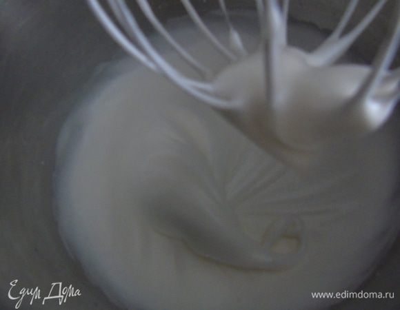 Добавляем сахар, ванильную эссенцию, взбиваем до гладкой, плотной массы. Затем вливаем лимонный сок и взбиваем еще 1-2 минуты.