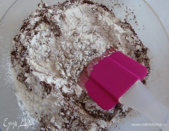 Смешать просеянную муку, какао и сахарную пудру.