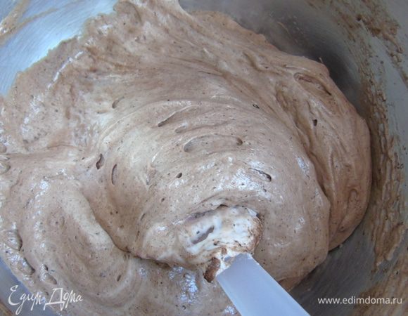 Добавляем сухие ингредиенты в белки и аккуратно перемешиваем.