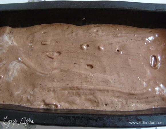 Выкладываем в нечем не смазанную форму. Пару раз стукнем по столу, чтобы вышел воздух. 