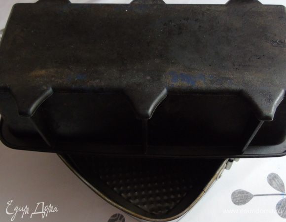 Выпекаем при 180С 25-30 минут. Вынимаем и переворачиваем верх ногами на миску или любую поставку, чтобы опирались только края формы.