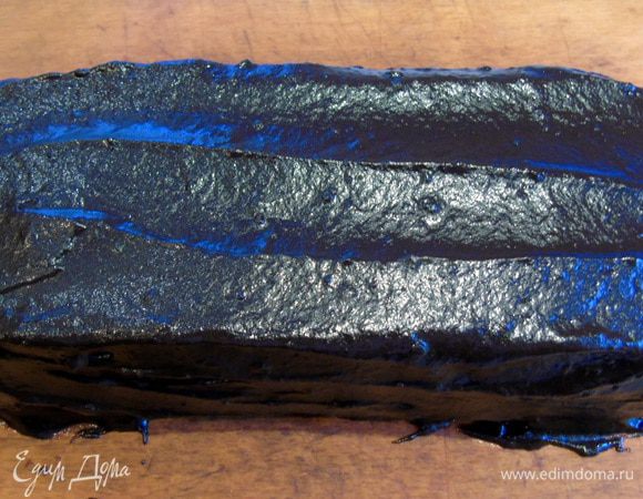 Как бисквит остынет, провести ножом вдоль стенок и стукнут хорошо пару раз об стол, вынуть бисквит. Покрыть шоколадом. Отправить в холодильник для застывания.