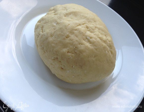 Размягченное сливочное масло растереть с сахаром. Добавить творог и яйцо. Хорошо перемешать до однородности.
Всыпать просеянную муку с разрыхлителем и замесить тесто. Положить тесто на 20 минут в холодильник.