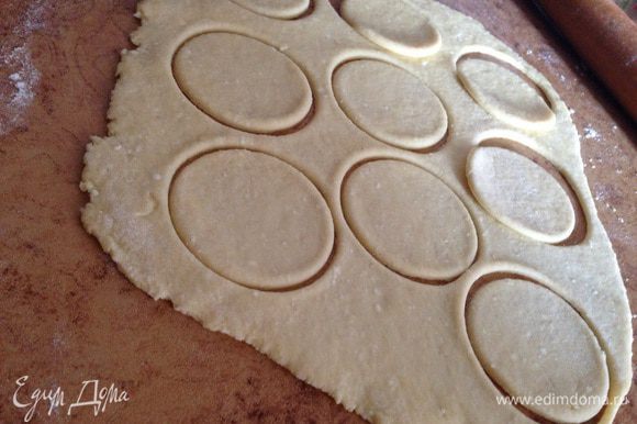 Раскатать тесто в пласт толщиной 3-5 мм. Вырезать формой кружки.