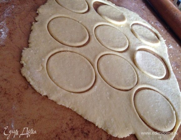 Раскатать тесто в пласт толщиной 3-5 мм. Вырезать формой кружки.