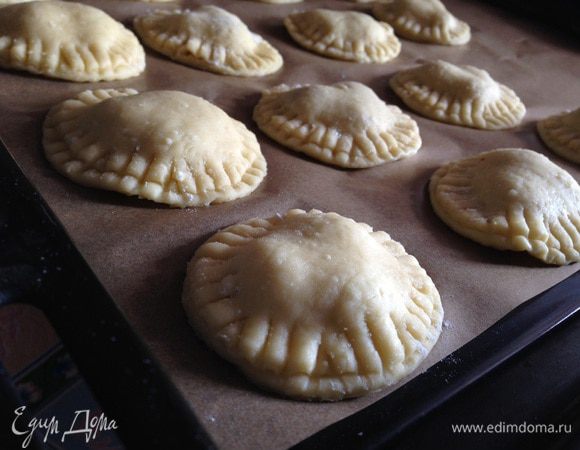 Накрыть заготовку второй половинкой и хорошо придавить края по кругу - сначала пальцем, а потом вилкой. Переложить печенье на противень, застеленный бумагой для выпечки.