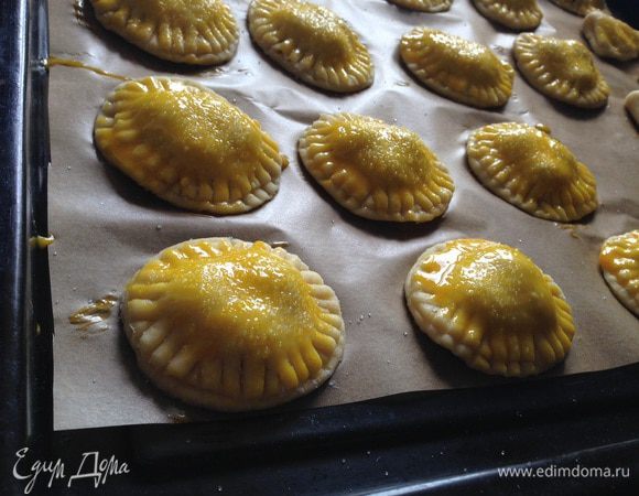 Желток взбить с молоком и смазать этой смесью пирожки. По желанию можно присыпать сахаром. Выпекать в предварительно разогретой духовке до 180 градусов 20-25 минут.