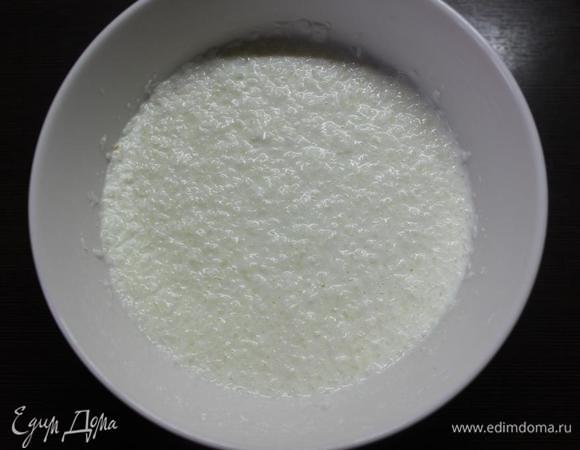 Половину (200 мл) сливок доводим до кипения и заливаем кокосовую стружку. Оставляем набухать.
