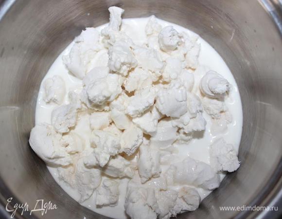 А пока ломаем зефир (желательно ванильный) на кусочки и заливаем оставшимися сливками. Отправляем на огонь и, постоянно помешивая и раздавливая зефир, топим его в сливках. 
Не нужно ждать полного растворения, блендер завершит работу!
