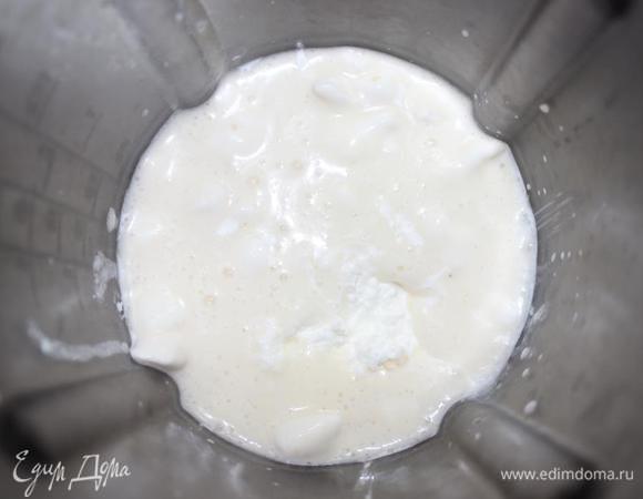 Немного остужаем и соединяем обе смеси в блендере. 
Взбиваем до полной однородности в течение нескольких минут. 
