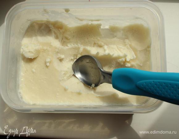 Разливаем по формочкам или выливаем в один контейнер подходящего размера и полностью остужаем. 
Отправляем в морозилку до замерзания. Это займет часа 4. 
Я оставляла на ночь.
