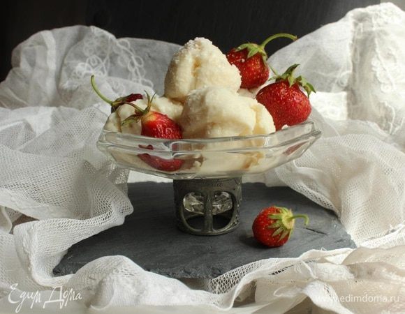 Если замораживали в большой форме, то даем ей постоять при комнатной температуре минут 10-15 для облегчения процесса формовки. 
Порционный вариант готов к подаче сразу!
Подаем с клубничкой и наслаждаемся!
