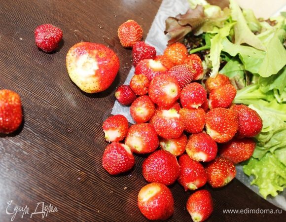 Салатный микс (у меня листовой салат, рукола, шпинат), зеленый лук и клубнику моем и обсушиваем. Крупную клубнику режем на четвертинки, мелкую пополам. 3 пера (в ингредиентах не нашла "перо", поэтому "стебель") зеленого лука мельчим.
