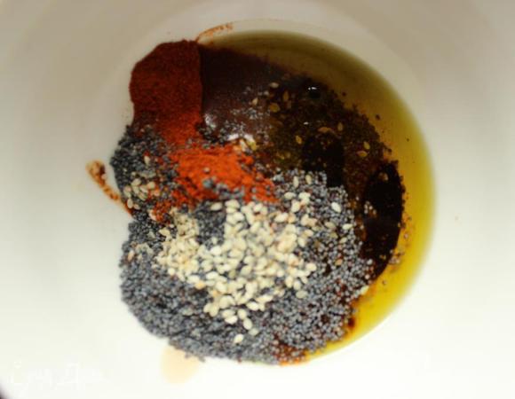 Для соуса кунжут с маком слегка поджариваем на сухой сковороде. Смешиваем все ингредиенты.
Если соус получился густоват, можно добавить в него чуть-чуть воды. Пробуем, солим по вкусу. Я не солила.