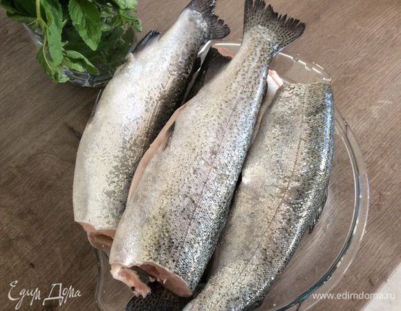 Рыбу промыть, отрезать голову, не чистить чешую.
