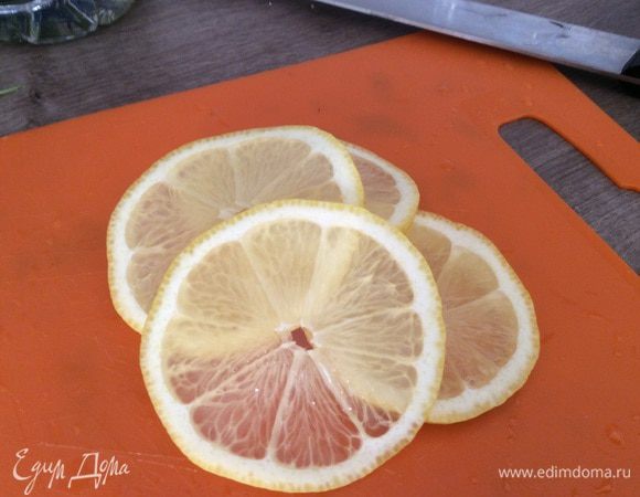 В каждую вложить дольку лимона.