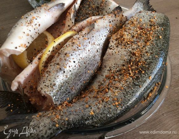 Посолить и присыпать приправой (смесь:сушеный чеснок, черный перец, семяна укропа, зерна кориандра, кайенский перец).