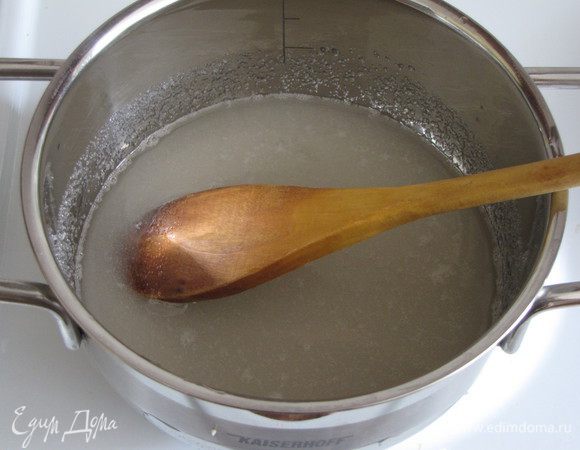 Приготовим карамельный соус. Смешать в сотейнике сахар и воду, поставить на средний огонь. Когда сахар растворится, увеличить огонь.