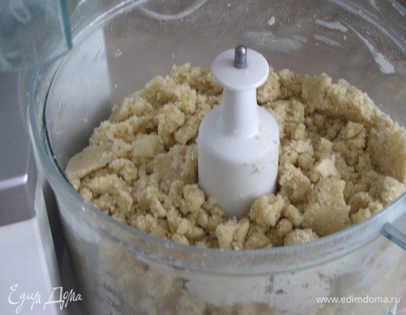 Смешать муку, овсяные хлопья, коричневый сахар (я взяла 1 стакан обычного белого сахара), разрыхлитель, соль и размягченное сливочное масло в кухонном комбайне, пока не образуется рассыпчатая крошка.