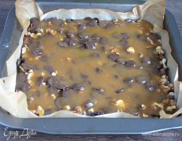 Смешать карамельный соус с 2,5 ст. л. муки. Залить соусом орехи и шоколад.