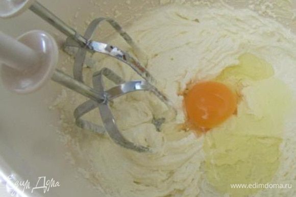 В другой миске смешиваем масло и сливки и добавляем к ним сухие ингредиенты. Добавляем яйцо и ванильный экстракт.