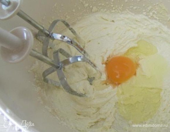 В другой миске смешиваем масло и сливки и добавляем к ним сухие ингредиенты. Добавляем яйцо и ванильный экстракт.