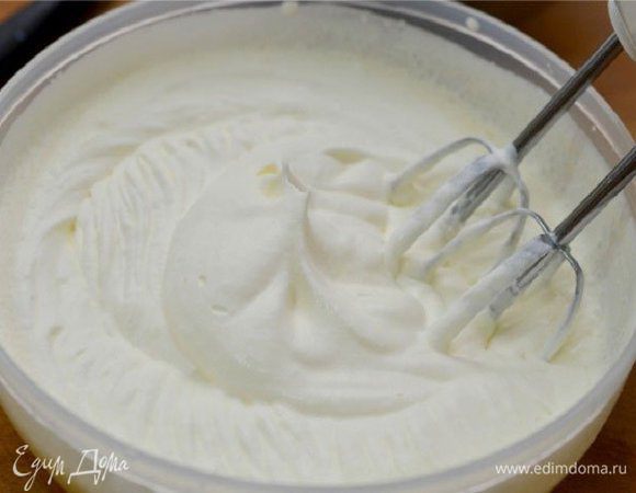 Предварительно охлажденные сливки взбить до начала загустения. Как только сливки начали густеть, понемногу добавляем пудру и ванильный сахар. Когда масса приобретет плотную консистенцию, способную держать форму - крем готов.