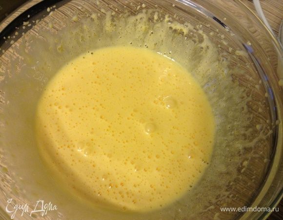 Отделить желтки от белков. Взбить белки с 40 гр сахара.