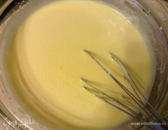 Соединить творожно-масляную массу и желтки.