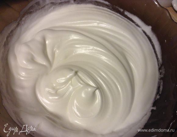 Взбить белки с оставшимися сахаром до жестких пиков. Ввести в три приема в тесто.