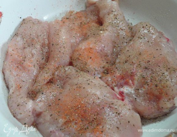 Куриные грудки промыть и промокнуть бумажным полотенцем. Посыпать солью, смесью перцев. В большой сковороде или сотейнике разогреть оливковое и сливочное масло и обжарить куриные грудки со всех сторон. Снять их со сковороды.
