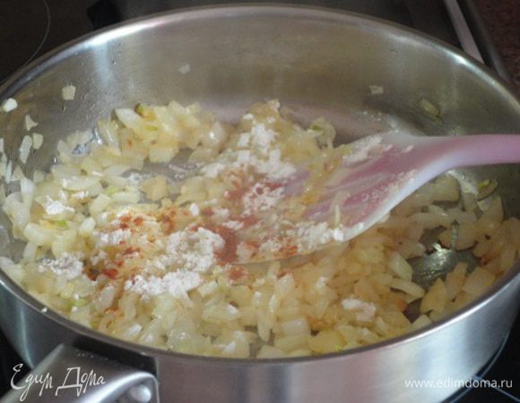 В сковороде, где жарились куриные грудки, слегка обжарить лук. Добавить муку и паприку и перемешать.