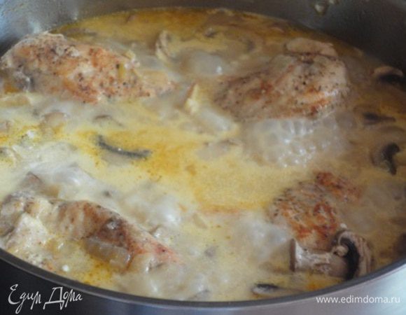 Затем добавить шампиньоны, а через 5 минут ввести сметану.