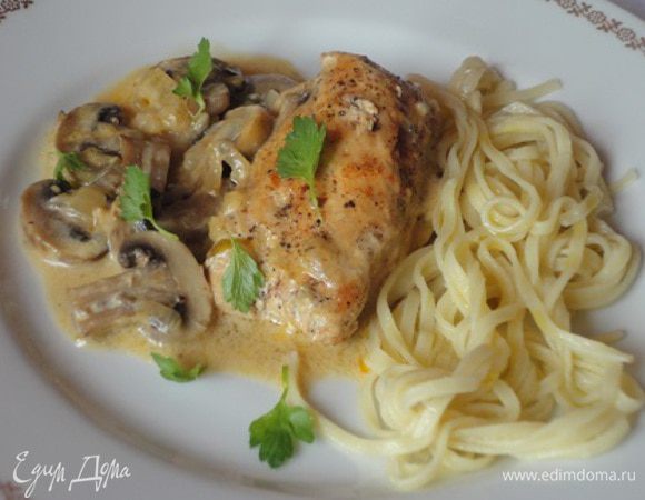 Вынуть куриные грудки и поставить в теплое место, накрыв фольгой. Соусу дать покипеть 5 минут, не закрывая крышкой. Затем поперчить и посолить по необходимости и по вкусу.
Подавать куриные грудки с соусом, длиной лапшой и любимой зеленью.