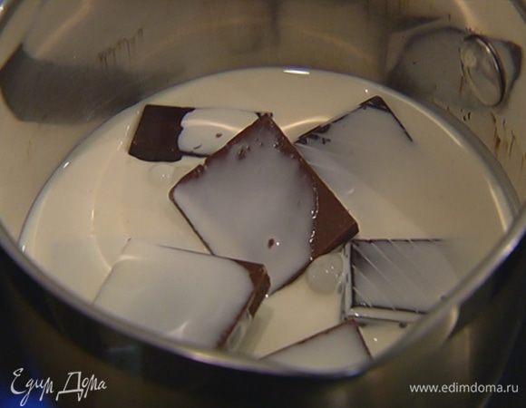 Приготовить глазурь: шоколад поломать на кусочки, выложить в небольшую кастрюлю, влить молоко и растопить на небольшом огне.