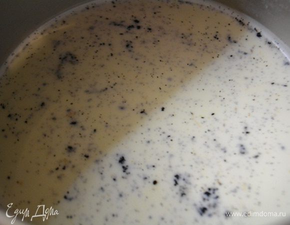 Тем временем займемся кремом: смешать в сотейнике молоко со сливками. Стручок ванили разрезать вдоль, извлечь семена ножом. Добавить семена и стручок в сотейник и довести до кипения. Снять с огня, закрыть крышкой и дать настояться 15 минут.